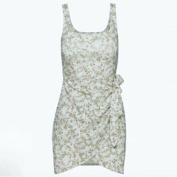 Aritzia Dresses & Skirts - Aritzia Wilfred Green Floral Saturn Mini Dress